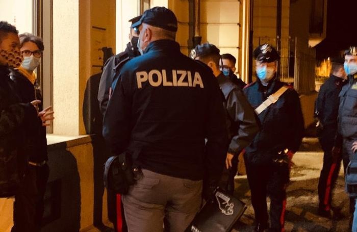Covid, festa clandestina in un negozio di ortofrutta in centro storico: multati