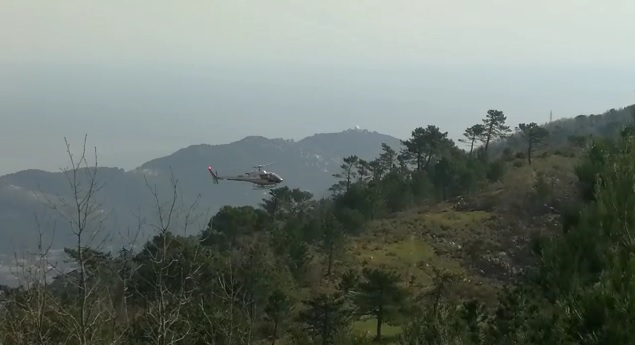 Boschi in fiamme sopra Villa Faraldi, sul posto un canadair ed un elicottero