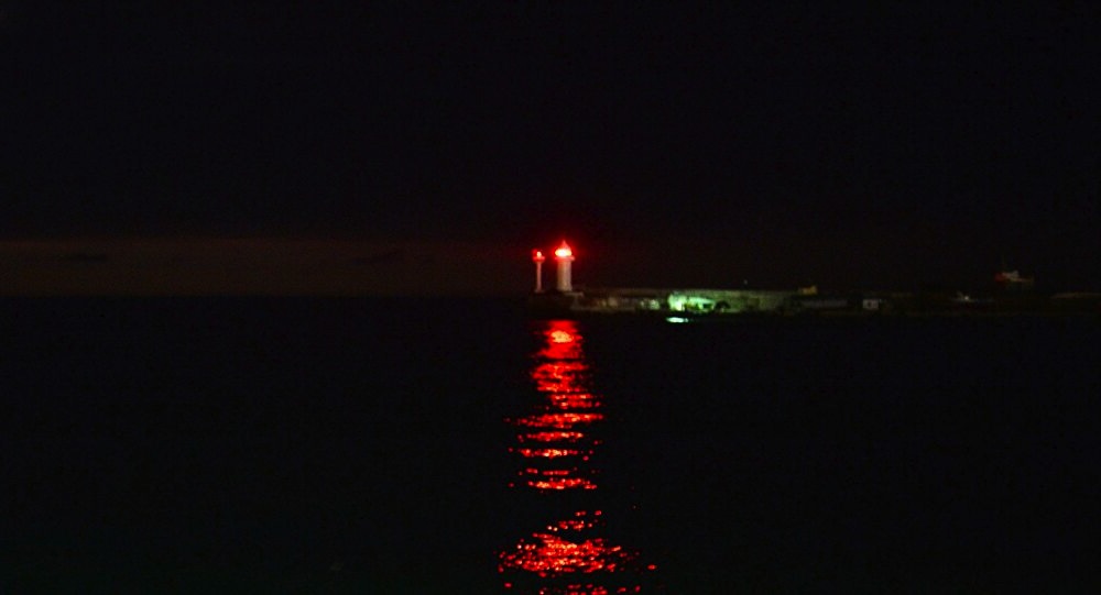Sirene anti-caligo dalle navi nel mare davanti a Genova