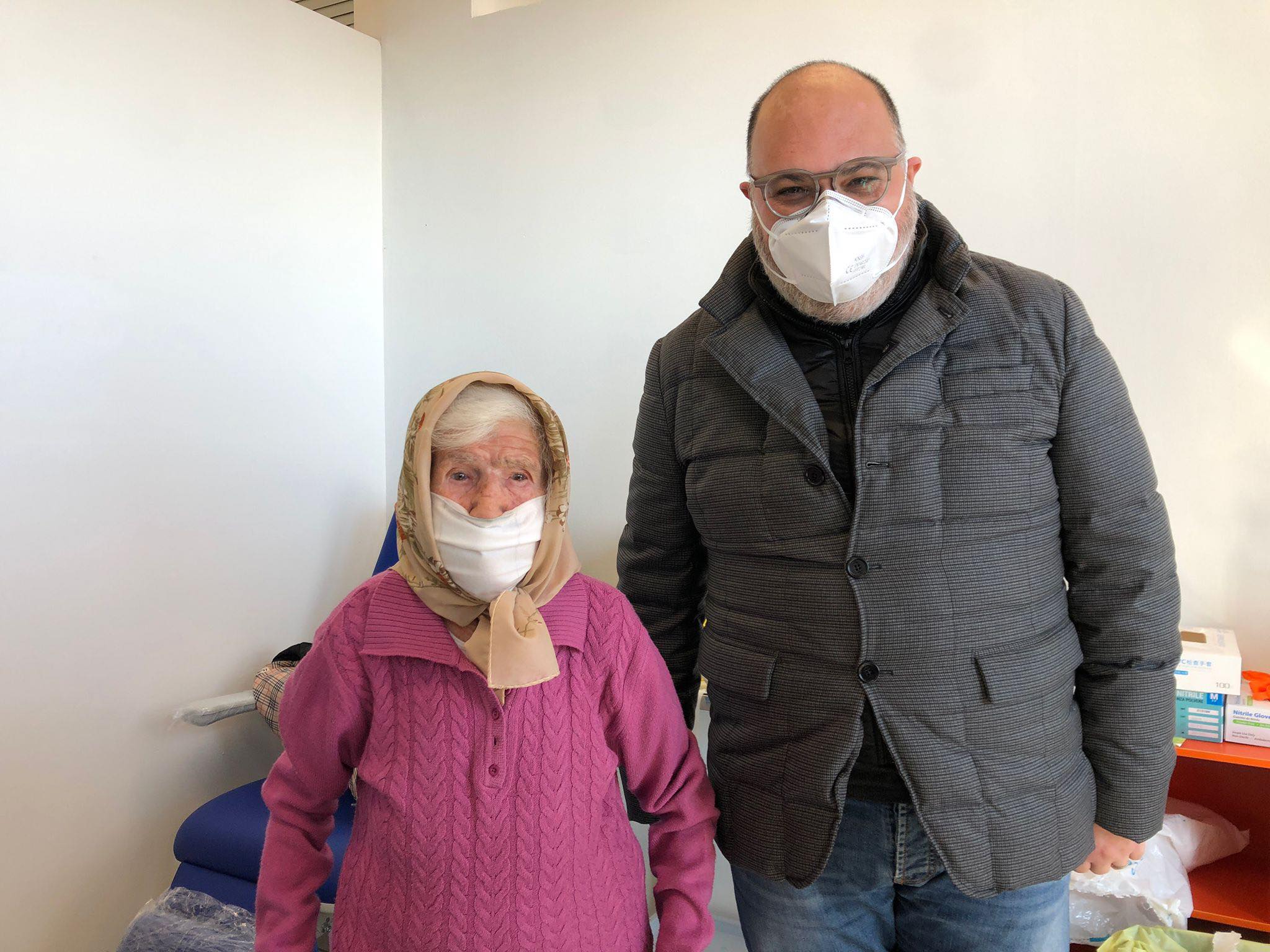 Vaccini: nonnina di 105 anni si presenta cantando in ambulatorio per ricevere la dose