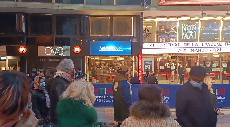 Al via il Festival di Sanremo che non vuole nessuno, tra divieti, assembramenti e proteste