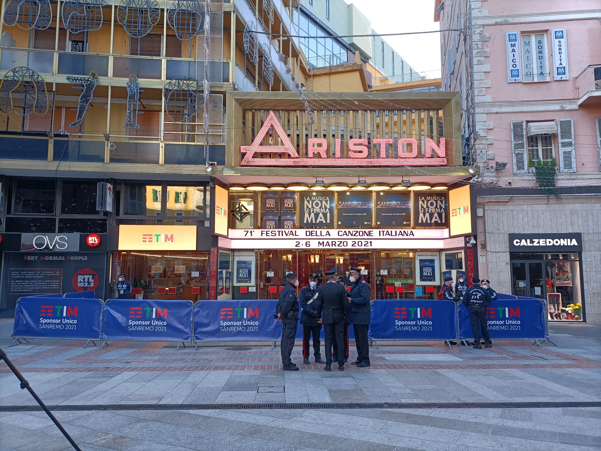 https://www.primocanale.it/materialiarchivio/immagininews/20210302161915-Teatro_Ariston_polizia.jpg