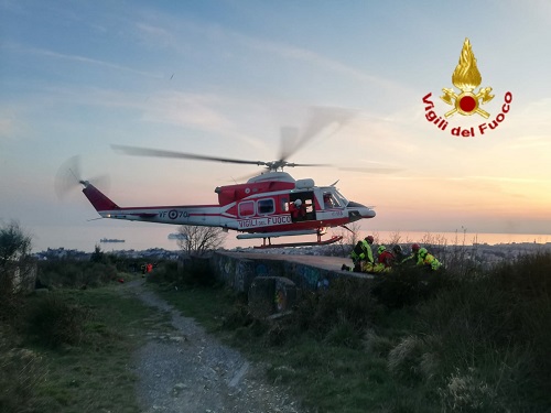 Escursionista cade e batte la testa sulle alture di Genova, soccorso con l'elicottero