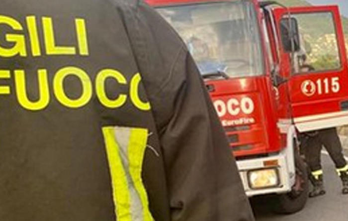 Genova, rimane schiacciato da un albero mentre taglia la legna