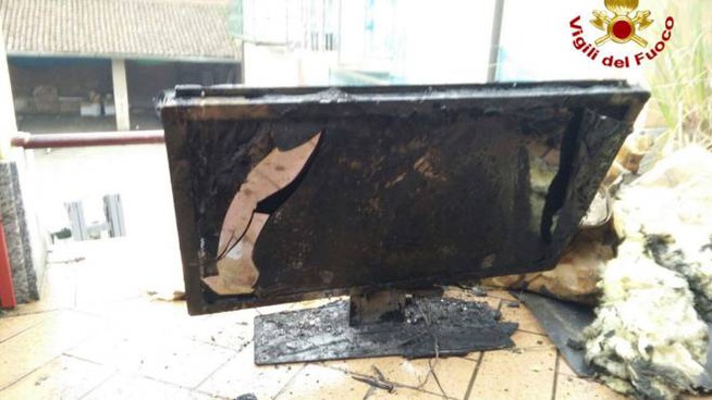 Genova, brucia tv, incendio in un appartamento al Righi