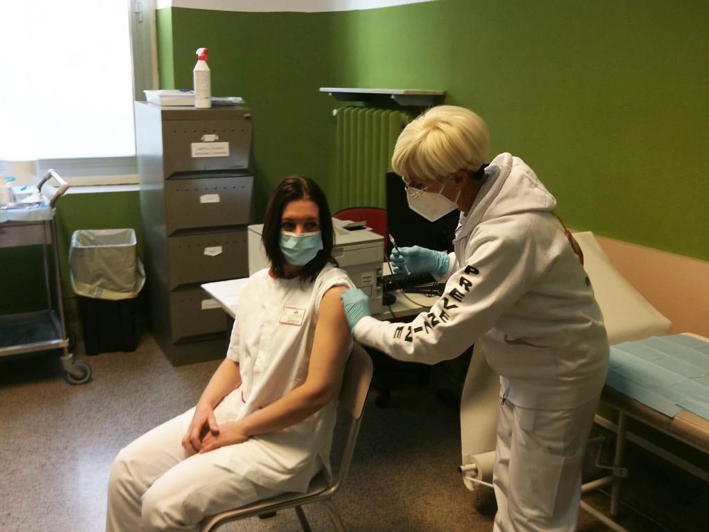 Vaccini, ipotesi sospensione sanitari 'no vax' e scudo penale