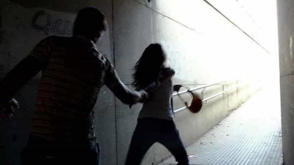 Genova, incontra la ex con una scusa, la picchia e la violenta: arrestato