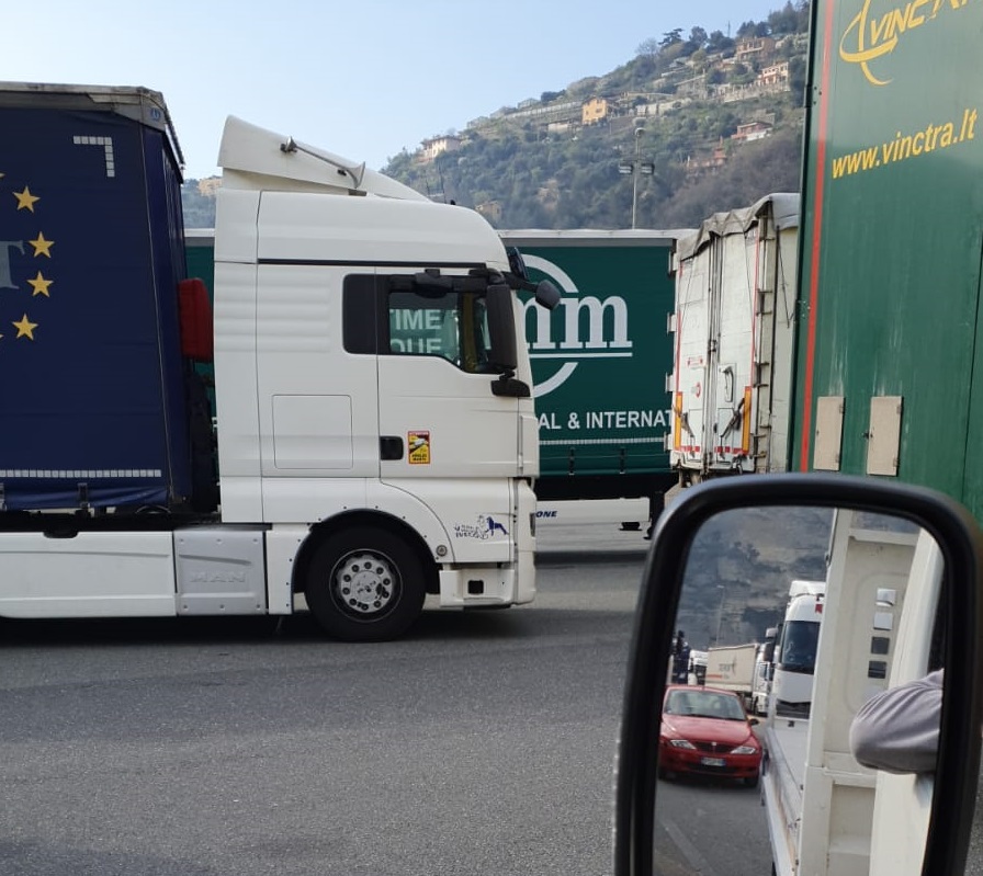 Migranti provano a raggiungere la Francia a piedi in autostrada, disagi al confine