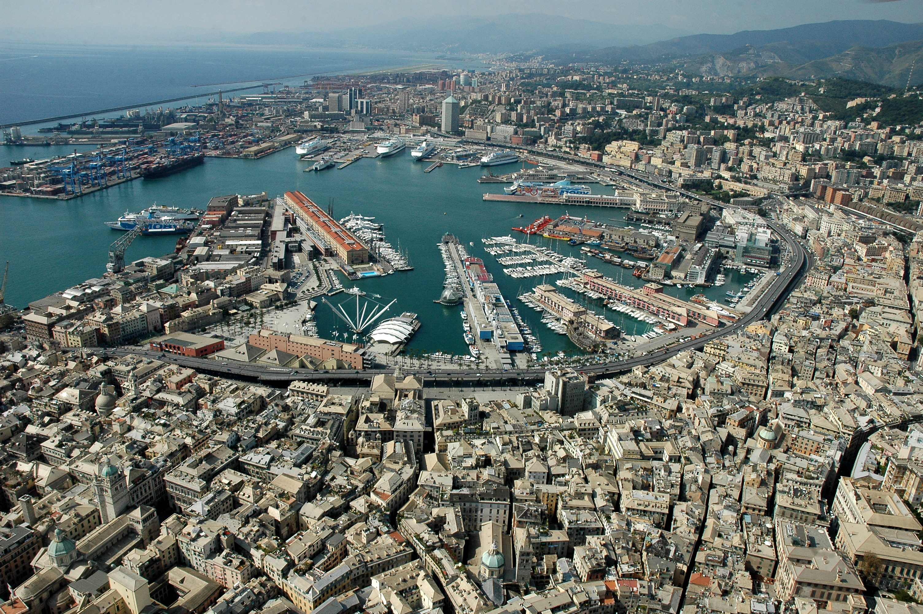 Porto Genova, tavolo permanente sul lavoro per riportare pace sulle banchine