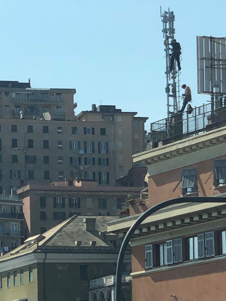 Installazione di un'antenna 5G a Genova, un condomino sul tetto per protesta 