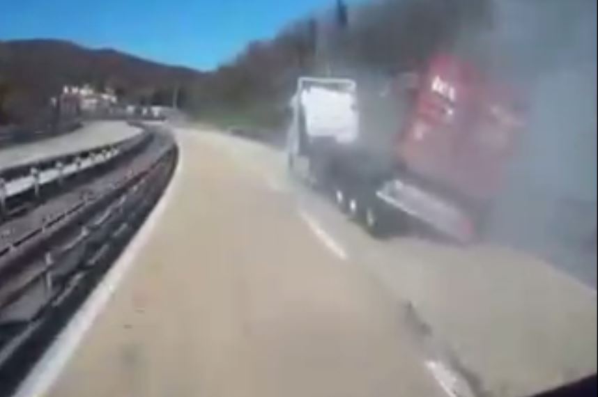 Autostrade, strage sfiorata in a7: un tir perde il container in curva