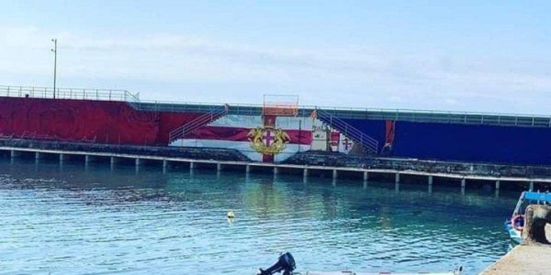 Genova, supporters genoani pitturano il porticciolo di Nervi