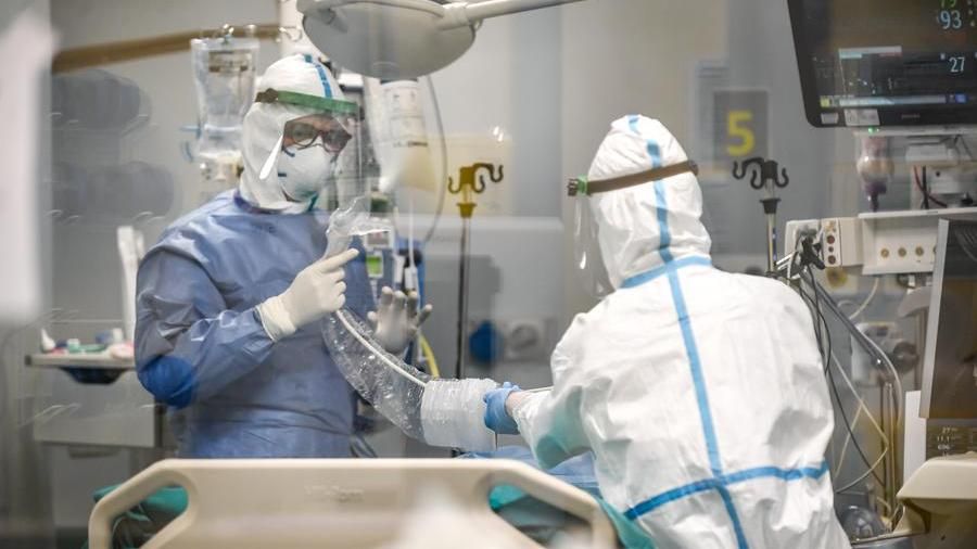 Covid: 460 positivi su 4.068 tamponi molecolari e 2.577 antigenici, crescono i ricoveri