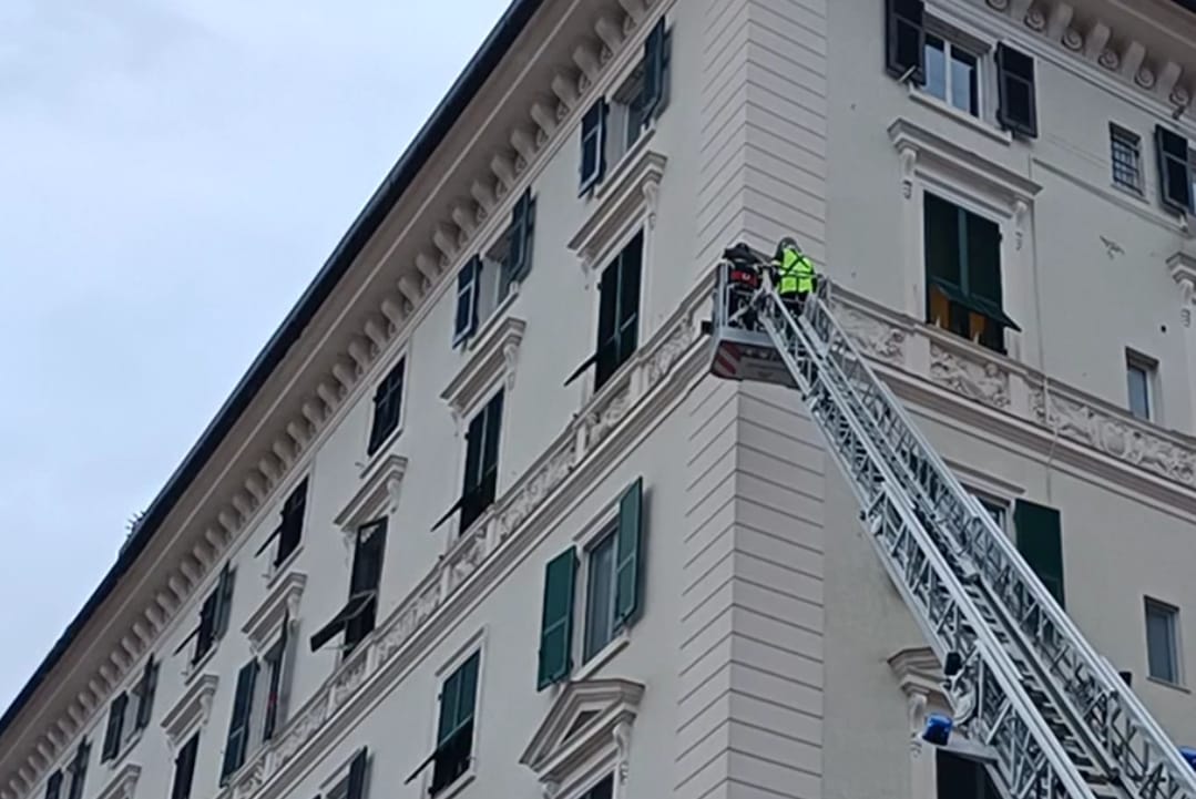  Genova, anziana cade in casa e viene soccorsa dai pompieri con l'autoscala