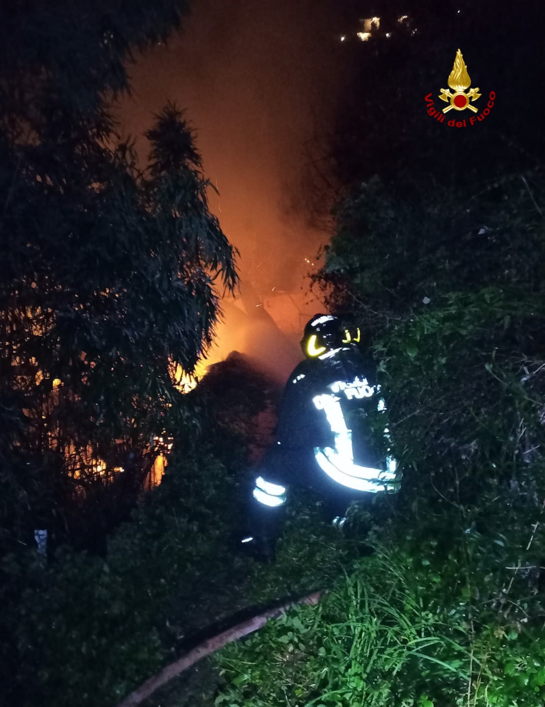 Genova, incendio nell'entroterra di Quarto: abitazione e magazzino distrutti 