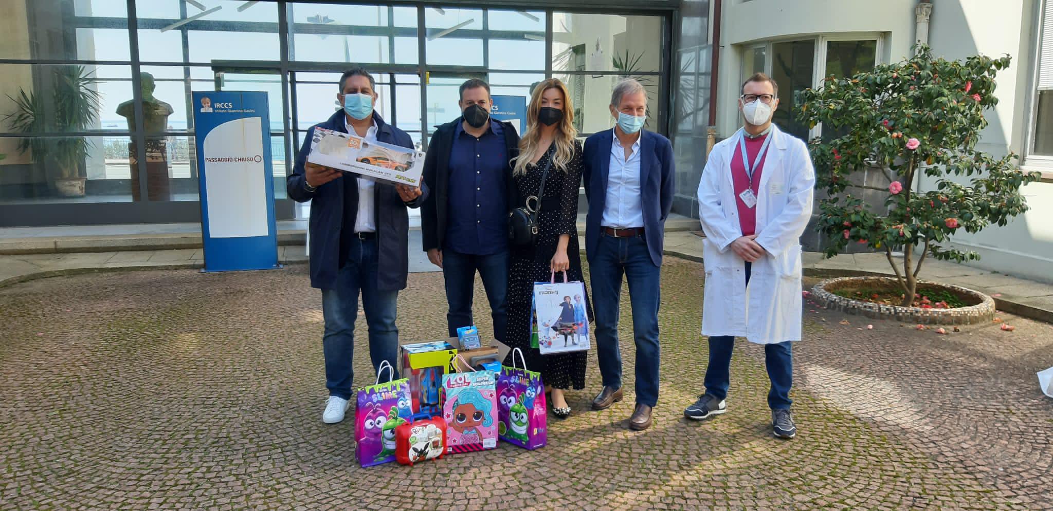 Salis e Brizzi, visita pasquale al Gaslini con il presidente Toti