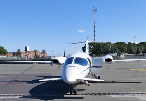 Aeroporto, incidente a un P180, inclinato sulla pista per probabile foratura