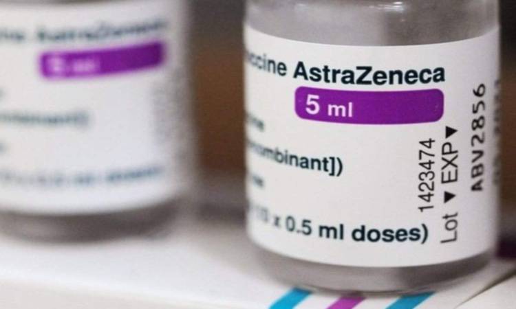 AstraZeneca 'raccomandato' per over 60, ma la seconda dose potrà essere somministrata