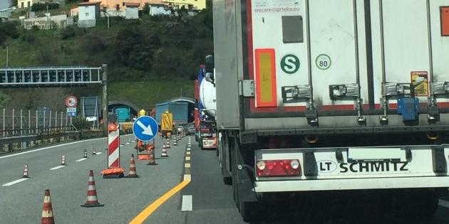 Caos autostrade: in Liguria per le code saltano anche i vaccini
