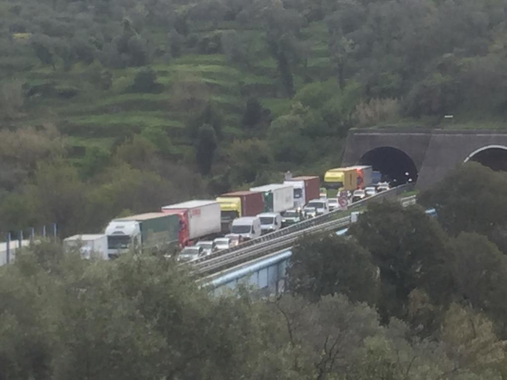 Si ribalta furgoncino sulla A12, ancora più code e rallentamenti