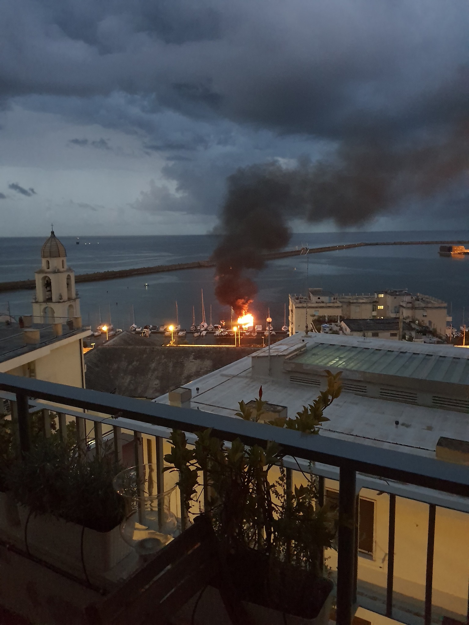 Genova, principio di incendio su una barca a vela ancorata al Porto Antico