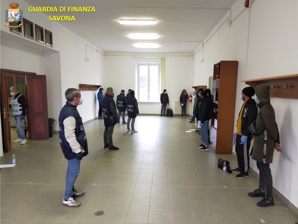 Fermati 15 clandestini in un'area di sosta sulla A10, volevano andare in Francia