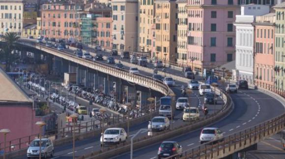 Due incidenti in moto sulla Sopraelevata, traffico in tilt a Genova