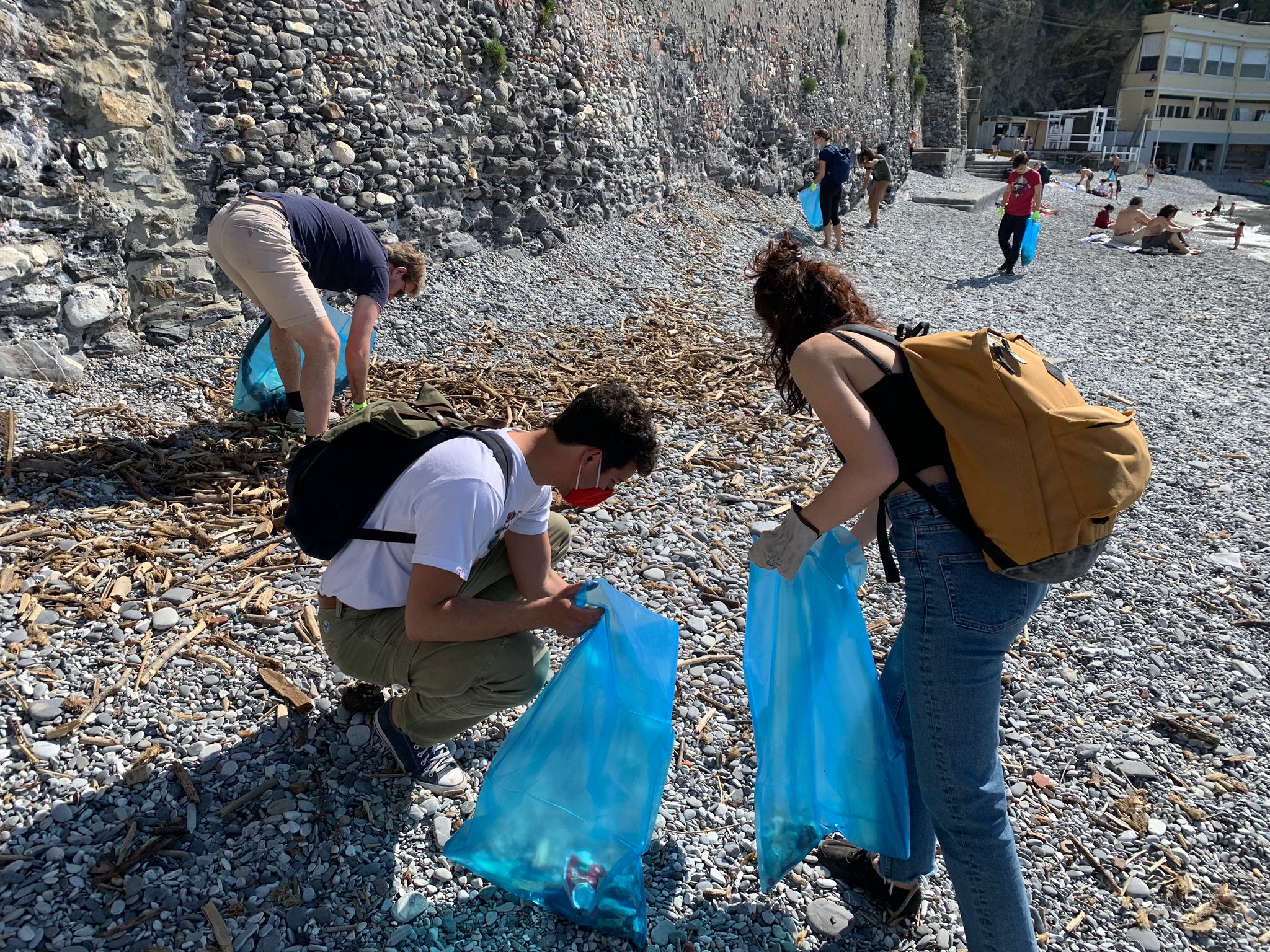 Via lattine e cartacce, i volontari ripuliscono la spiaggia di Bogliasco 