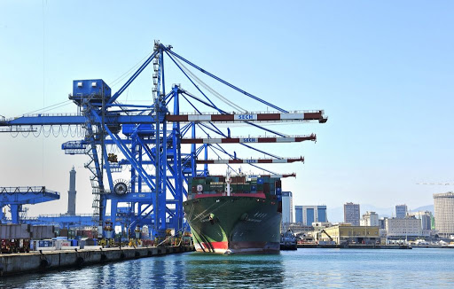 Genova, portuale finisce in mare con la ralla: si salva uscendo dal finestrino
