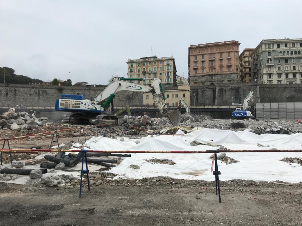Fiera di Genova: il Padiglione C è solo un ricordo, waterfront a passo di carica