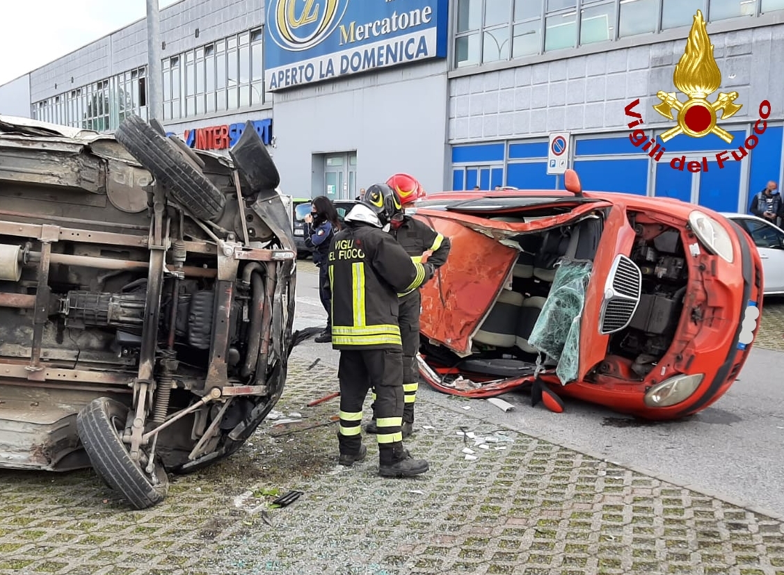 Autocarro perde il controllo contro auto parcheggiata
