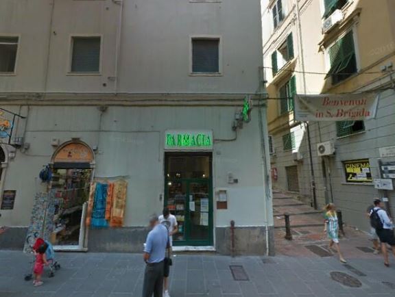 Genova, rapinatore strappa la cassa della farmacia e scappa: subito fermato