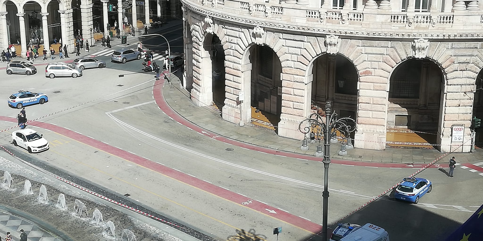 Allarme bomba a Genova, fatto brillare lo zainetto in piazza De Ferrari