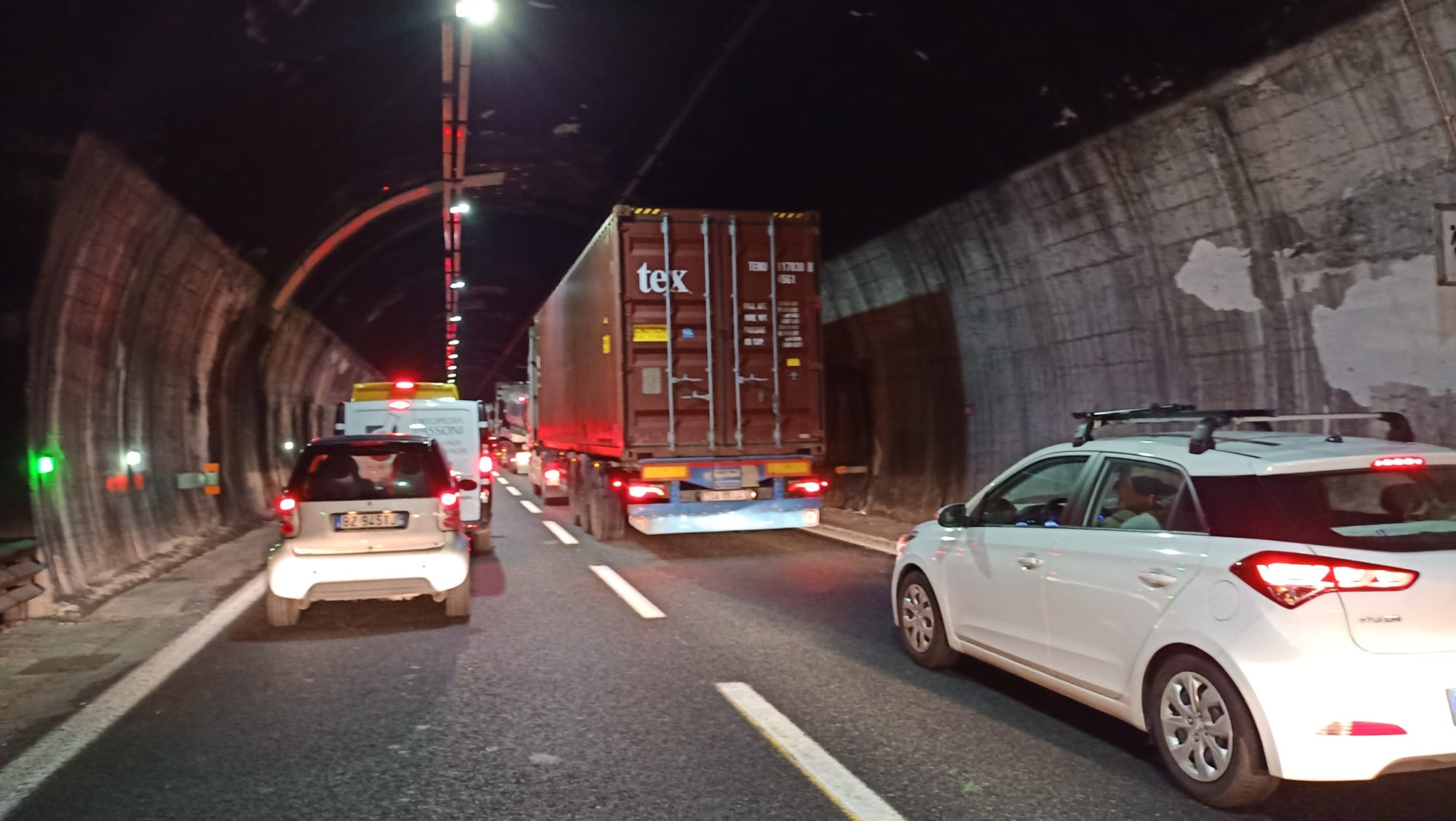 Caos Autostrade, la mattina si apre nel traffico: code su A7, A10 e A12