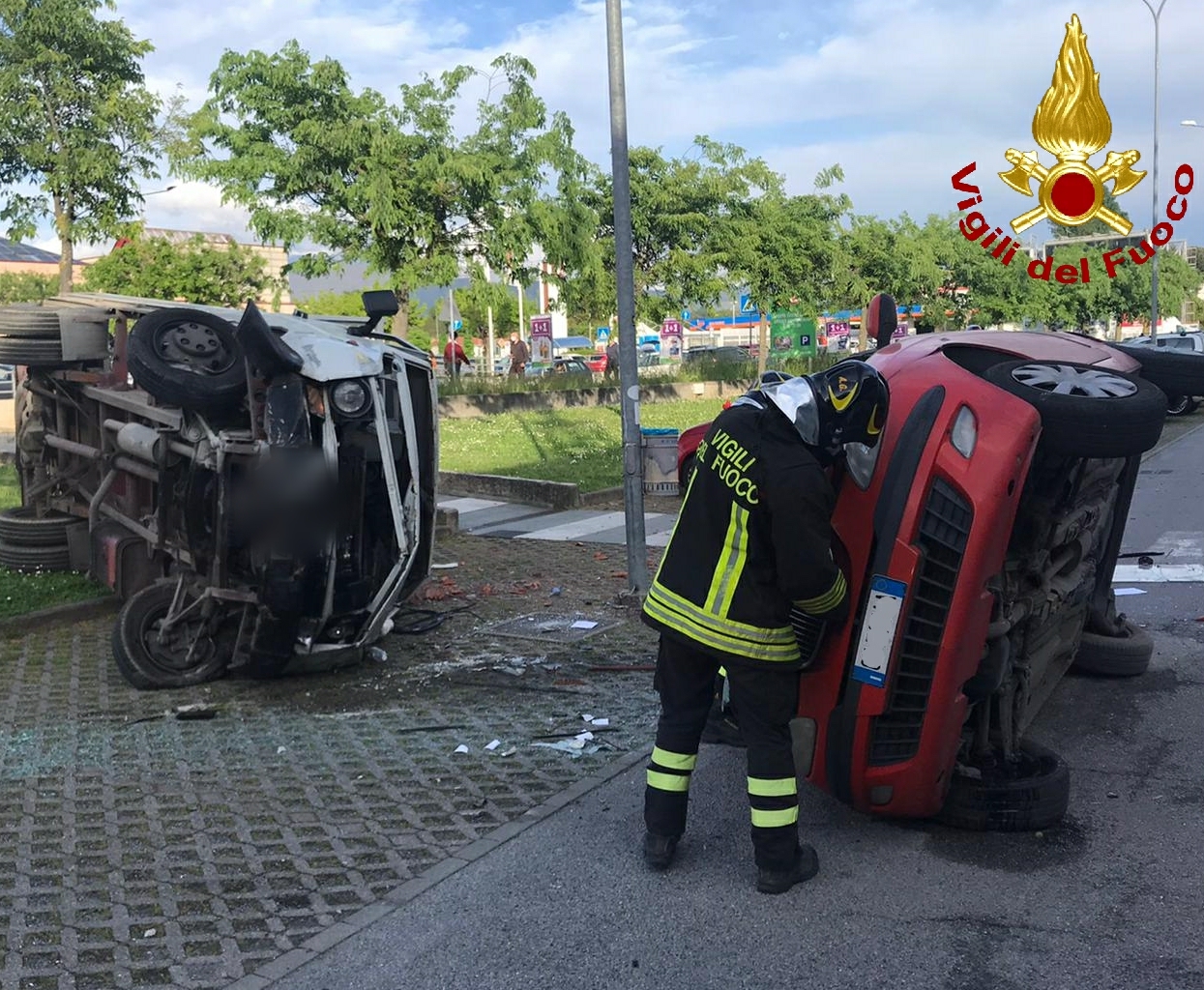 Frontale tra due auto: una persona incastrata tra le lamiere