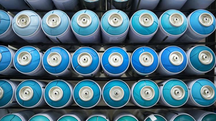 Bomboletta di gas illegale: denunciato dalla polizia per detenzione di armi