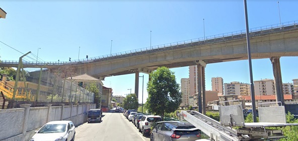 Caos Autostrade, a Genova Pegli cadono calcinacci da un viadotto