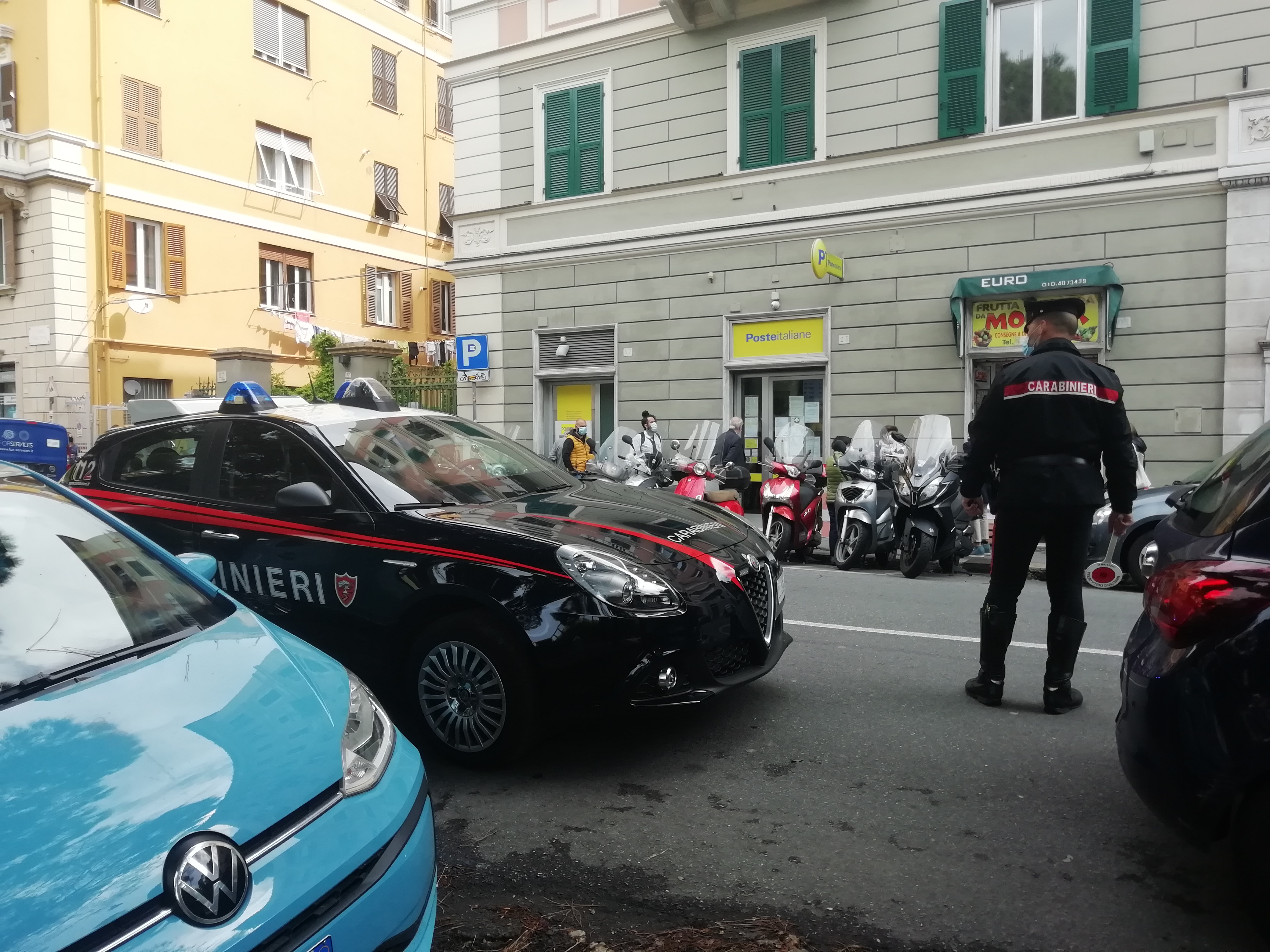 Dopo la farmacia, tenta di rapinare un ufficio postale e cade dalla moto: arrestato