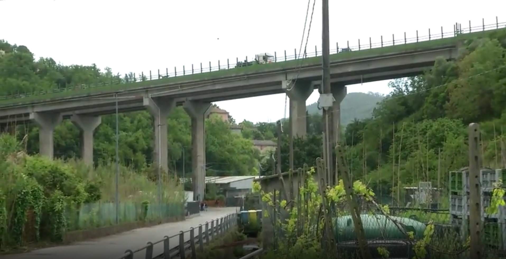 Viadotto valle Ragone, sulla A12 tutti i tipi di mezzi transitano su una corsia