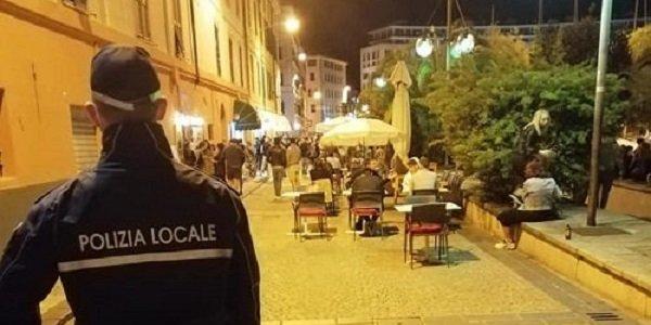 La 'cena cantata' fa violare il coprifuoco: arrivano le forze dell'ordine: fioccano le multe