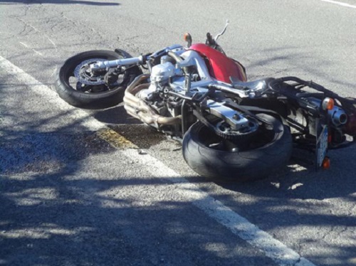 Perde il controllo della moto e si schianta contro un palo della luce: è grave