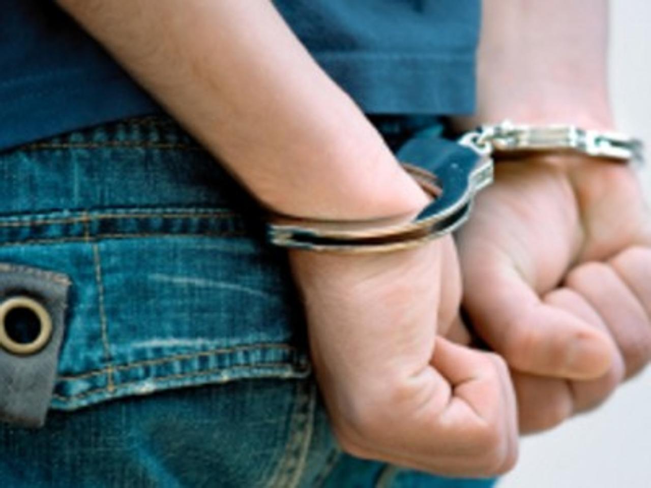 Ricercato e ubriaco: prende a calci gli agenti, distrugge un'auto e la cella
