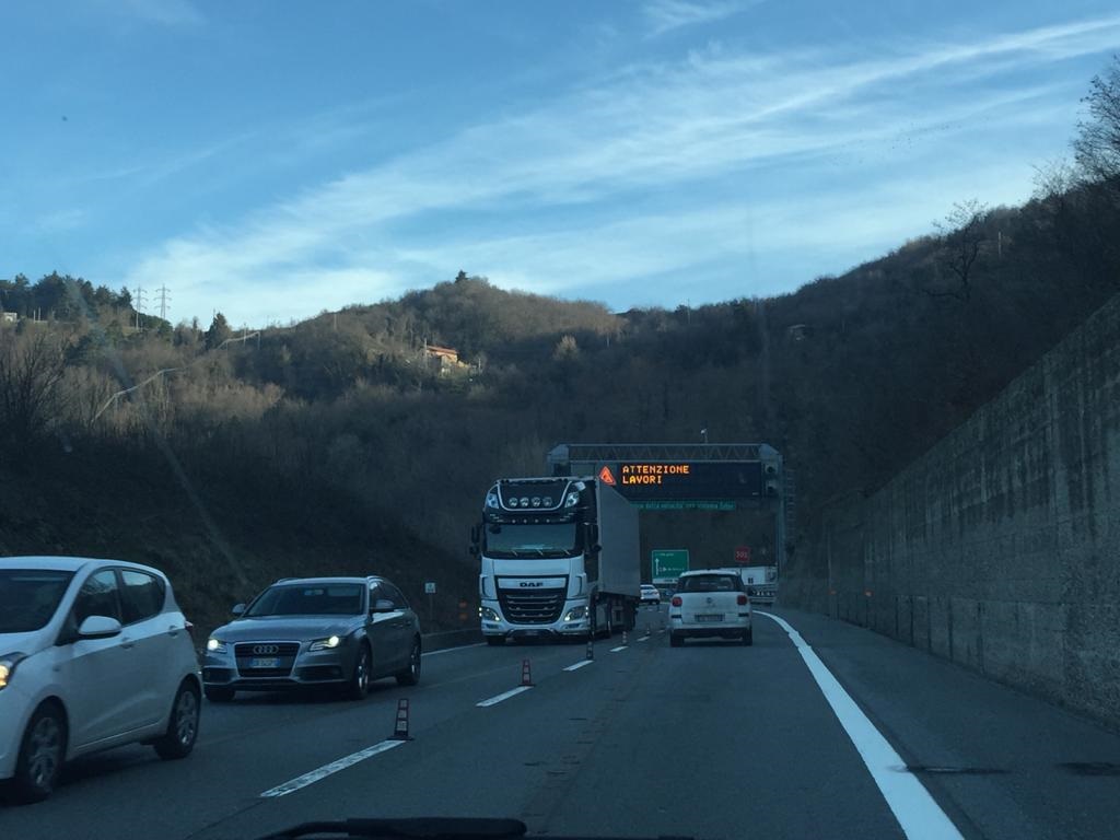 Incidente in A12 nel tratto dei cantieri, code in entrambe le direzioni