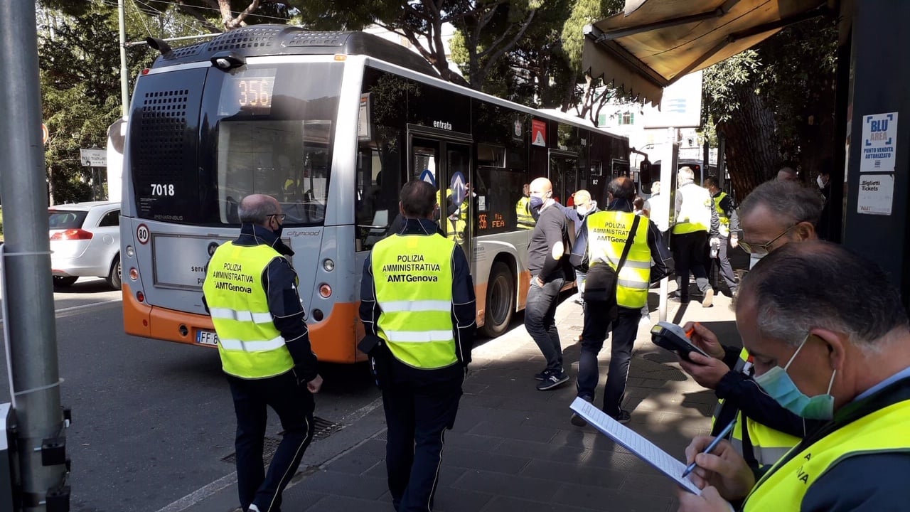 Bus a Genova, ritornano le maxi verifiche serali: il 16% dei controllati senza biglietto