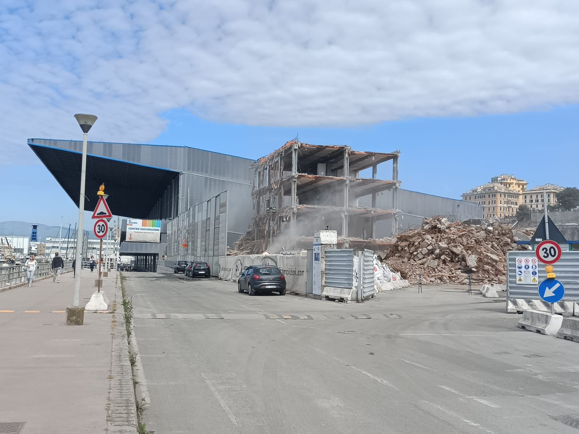 Fuga di gas nell'ex Fiera di Genova, percorsi alternativi per l'hub vaccinale