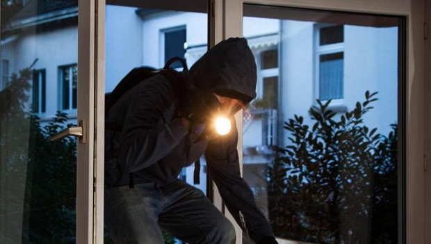 Ladri in azione mentre i proprietari dormono, indagini in corso