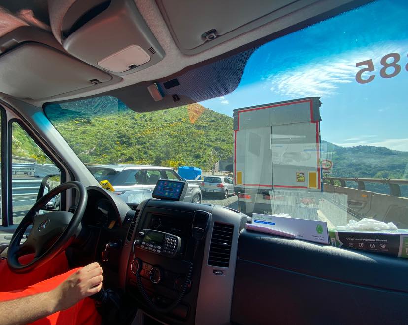 Anche l'ambulanza resta bloccata in autostrada: 