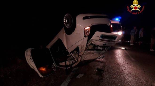 Si schianta sulle auto parcheggiate, si cappotta e resta bloccata: liberata dai pompieri