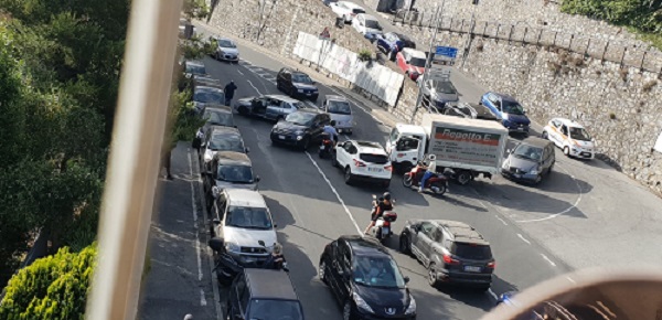 Incidente sull'Aurelia, furgoncino centra una macchina