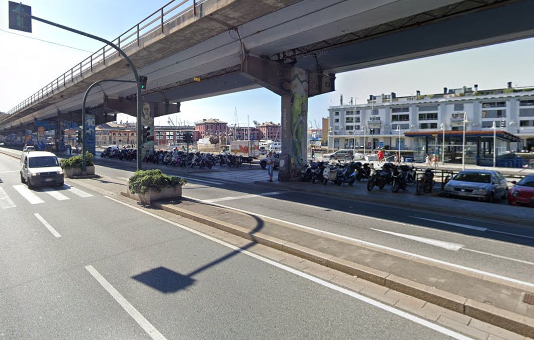 Genova, pusher fugge durante un controllo e viene investito da un'auto: è grave 